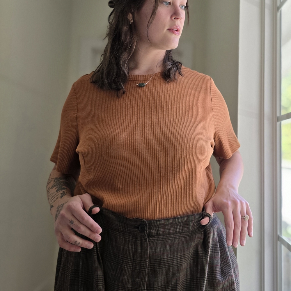 Ava & Viv Women's Short Sleeve Ribbed Top in Rust - Picture 3 of 8